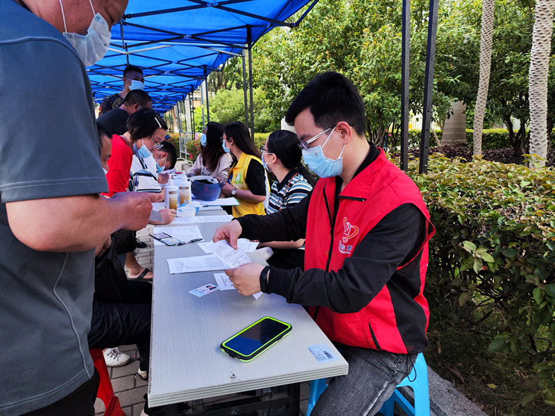 圖為市委外辦黨員志愿者協助做好疫苗接種信息登記.jpg