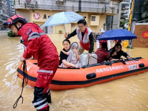 黨員突擊隊(duì)下沉到武江區(qū)金洲社區(qū)協(xié)助防汛工作 (1).jpg