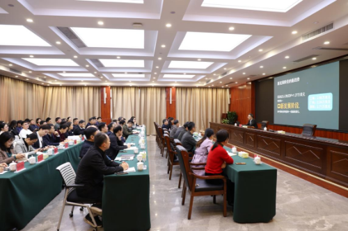 1省發展改革委青年理論學習小組參加委黨組理論中心組學習.doc_1